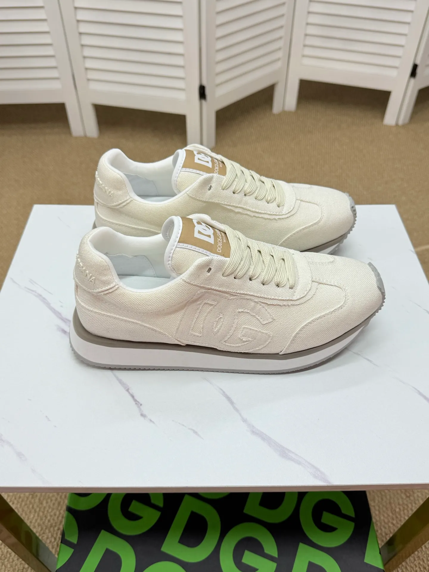 Men's clothing and shoes 230. The latest sports and casual shoes for couples (DG) are fashionable and versatile, and can add luster to various looks. Create an exquisite design with unique dynamic vitality and modern atmosphere, showing modern elegance. Size: 36-46 (45 and 46 are custom-made and cannot be returned or exchanged) Se